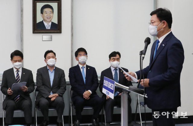 2일 오전 서울 여의도 국회에서 더불어민주당 송영길 당대표가 국민소통.민심경청  프로젝트 대국민보고에서 발언을 하고 있다.