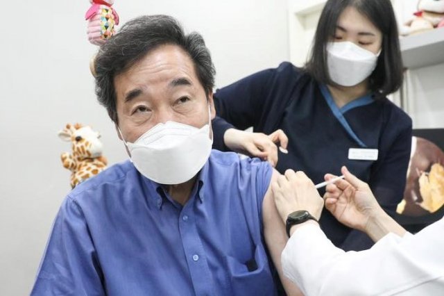 이낙연 전 더불어민주당 대표가 2일 서울 종로구의 한 소아과의원에서 신종 코로나바이러스 감염증(코로나19) 아스트라제네카(AZ) 백신 1차 접종을 하고 있다. 이낙연 의원실 제공