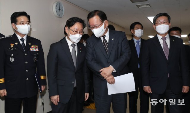 김부겸 국무총리가 2일 서울 종로구 정부서울청사에서 부동산 투기 조사 및 수사 중간결과 발표를 위해 합동브리핑룸 앞에서 박범계 법무부 장관과 대화하고 있다.  사진공동취재단