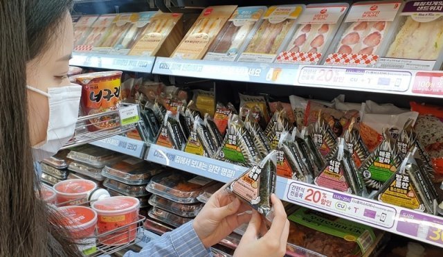 한 시민이 편의점에서 삼각김밥 제품을 고르고 있다. © 뉴스1