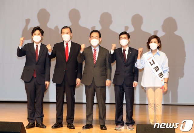 2일 오후 부산 해운대구 벡스코에서 열린 ‘’국민의힘 당대표·최고위원 부산·울산·경남 합동연설회‘’에서 당대표 후보자들이 기념촬영을 하고 있다. 2021.6.2/뉴스1