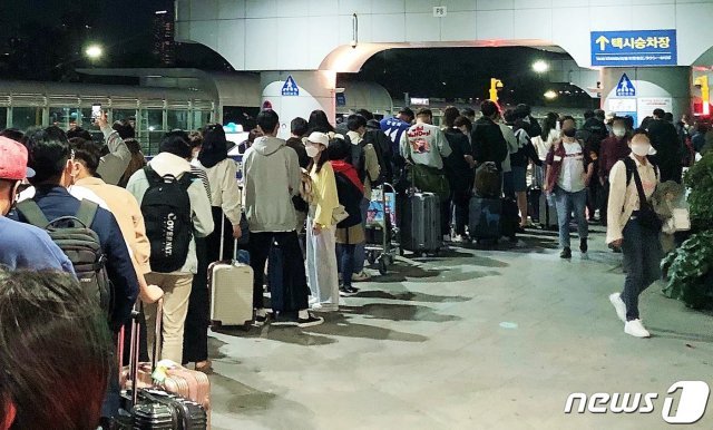 제주국제공항 택시승강장이 관광객들로 붐비고 있다.(뉴스1DB) © News1