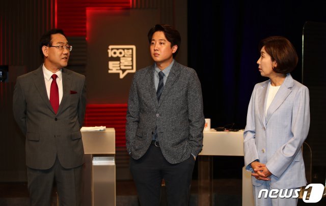 국민의힘 당대표 선거에 출마한 주호영(왼쪽부터), 이준석, 나경원 후보가 31일 저녁 서울 마포구 상암 MBC스튜디오에서 열린 100분토론회에서 대화를 나누고 있다. 2021.5.31/뉴스1 © News1 국회사진취재단