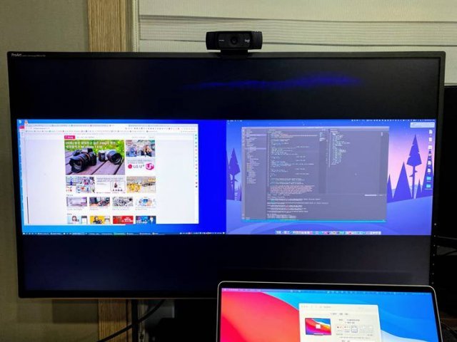 윈도와 맥을 동시에 띄운 모습. 화면 위아래에 검은 빈 공간이 생긴다. (출처=IT동아)