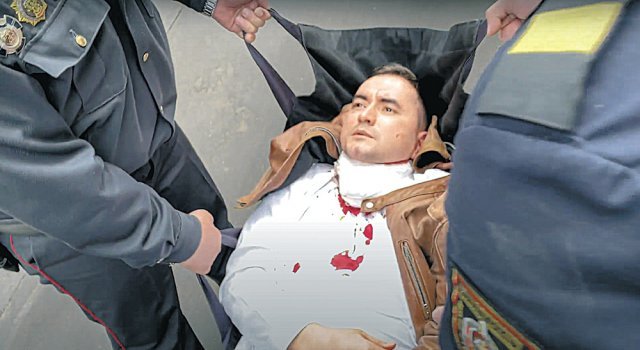 1일 재판 도중 자신의 목을 찌른 스테판 라티포브가 들것에 실려 병원으로 이송되고 있다. 민스크=AP 뉴시스
