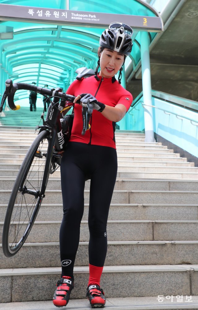자전거가 주는 새로운 세계의 감동을 생각하면 계단 오르고 내리는 수고는 소소하다.    이훈구 기자 ufo@donga.com