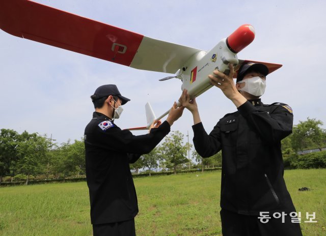 2일 목포해경이 운용중인 무인항공기를 들어보이고 있다.