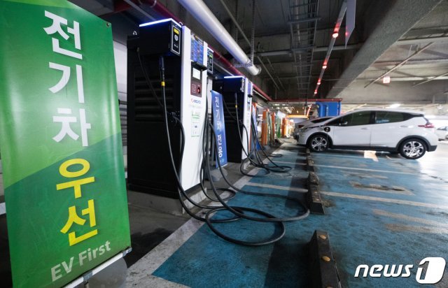 서울의 한 대형 쇼핑몰에 마련된 전기차 충전소 모습에서 전기차가 충전을 하고 있다. 2021.1.21/뉴스1 © News1