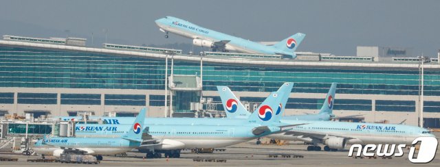 8일 인천국제공항에 대한항공 여객기가 이륙하고 있다. 2021.3.8/뉴스1 © News1