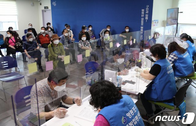 2일 오후 서울 영등포구 제1 스포츠센터에 마련된 코로나19 예방접종센터에서 어르신들이 접종에 앞서 예진표 작성을 하기 위해 대기하고 있다. 2021.6.2/뉴스1 © News1 국회사진취재단