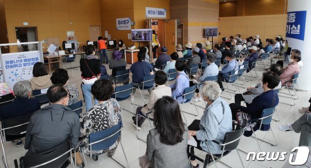 서울시 양천구 예방접종센터에서 시민들이 백신 접종을 위해 대기하고 있다./뉴스1 © News1