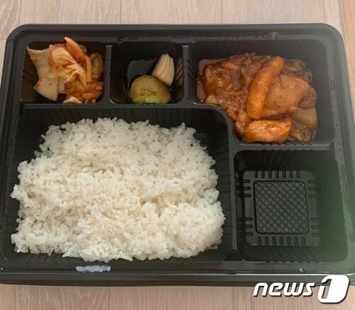 ‘부실 급식’으로 제보된 군 급식 사진. (‘육군훈련소 대신 전해드립니디’ 페이스북 페이지 갈무리) © 뉴스1