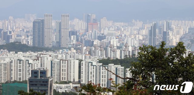오후 서울 중구 남산에서 바라본 성동구 일대 아파트단지의 모습. 2021.6.2/뉴스1 © News1