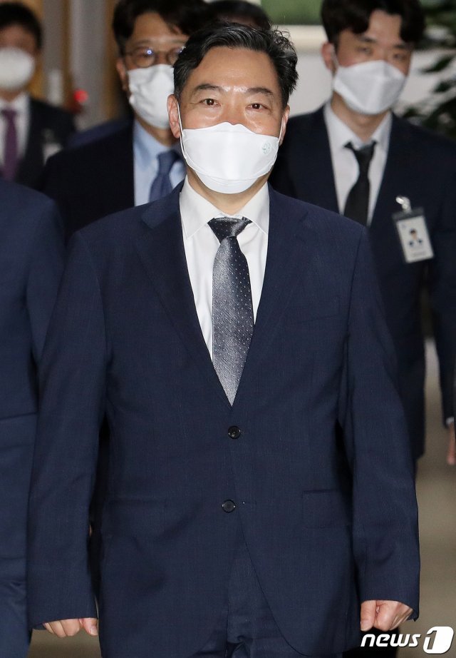 김오수 신임 검찰총장이 2일 오후 서울 서초구 대법원 접견실에서 김명수 대법원장을 예방하기 위해 들어서고 있다. 2021.6.2/뉴스1 © News1 사진공동취재단