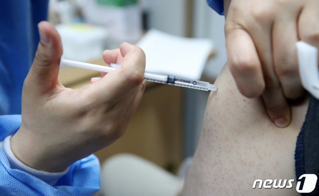 지난달 28일 오후 서울시 관악구보건소에서 보건소 관계자가 아스트라제네카 백신을 접종하고 있다. 2021.5.28/뉴스1 © News1