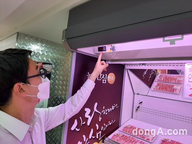 농협경제지주 축산물 위생점검 요원이 하나로마트 봉담점을 방문해 진열케이스 온도를 확인하고 있다. 농협 제공