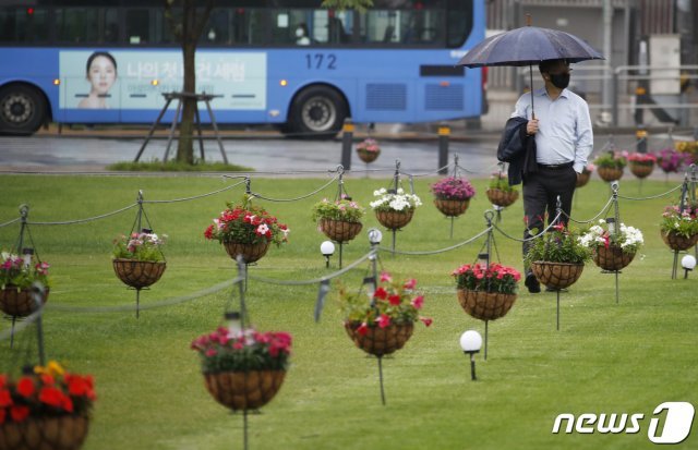 비가 내린 지난달 28일 오전 서울 중구 서울시청광장일대에 우산을 쓴 한 시민이 출근을 하고 있다. 2021.5.28/뉴스1 © News1