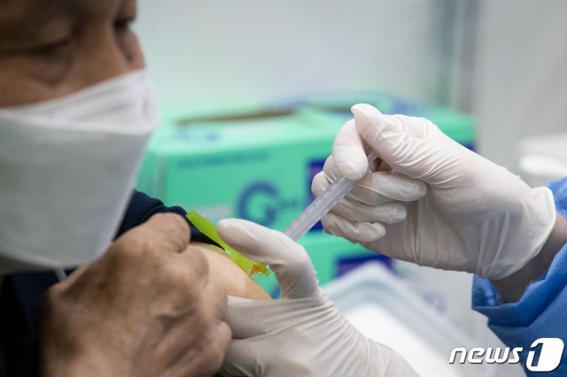 모레 신종 코로나바이러스 감염증(코로나19) 백신 접종 100일을 맞는 3일 서울 동대문구 체육관에 마련된 코로나19 예방접종센터에서 어르신들이 백신 접종을 받고 있다. 2021.6.3/뉴스1 © News1