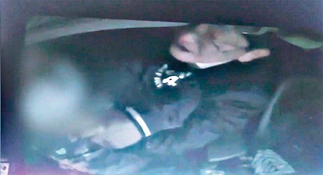 이용구 전 법무부 차관이 지난해 11월 6일 오후 11시 30분경 술에 취한 채 자신이 타고 있던 택시 안에서 택시기사 S씨의 목덜미를 움켜쥐며 폭행을 가하고 있는 모습이 담긴 블랙박스 영상. SBS 화면 캡처