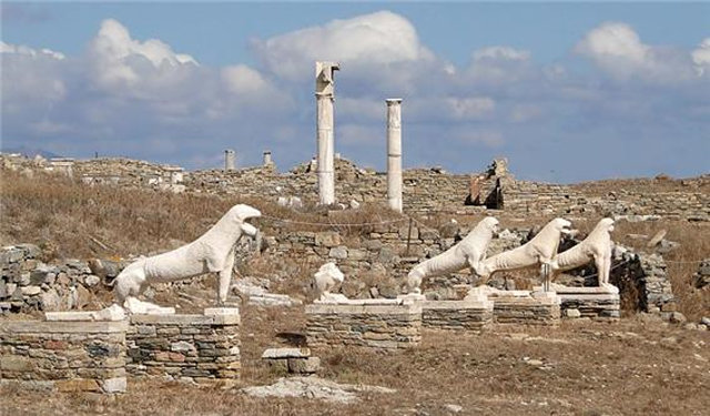 에게해 한복판 작은 섬 델로스는 신화 속 아폴론 신의 탄생지로 등장한다. 기원전 478년∼기원전 454년 델로스 동맹의 해군기지 역할을 했다. 사진 출처 위키미디어