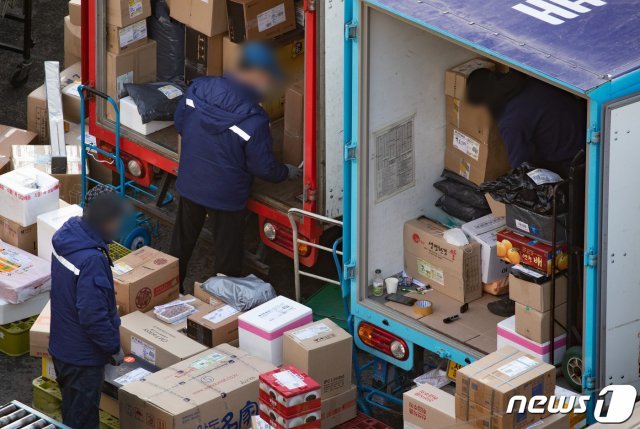 서울의 한 택배 물류센터에서 택배 노동자들이 배송 준비작업을 하고 있다.2021.1.27/뉴스1 © News1