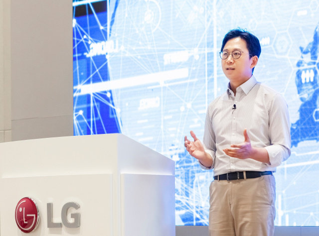 지난 5월 17일, 배경훈 LG AI연구원장이 ‘AI 토크 콘서트’에서 발표하는 모습, 출처: LG