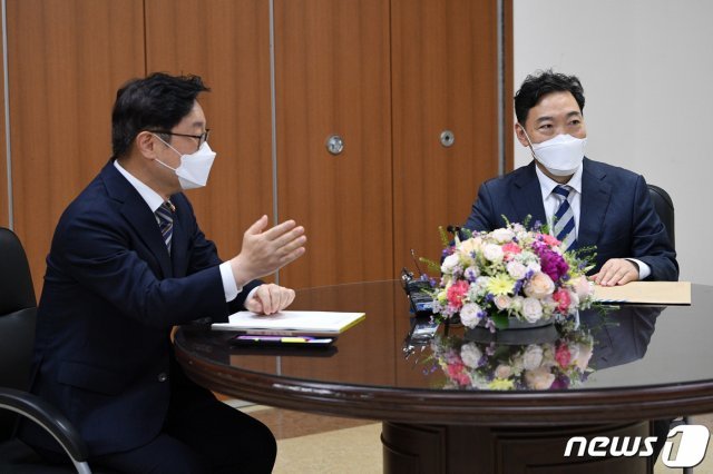 박범계 법무부 장관이 3일 오후 서울 서초구 서울고등검찰청을 방문해 김오수 검찰총장에게 발언권을 넘기고 있다. 2021.6.3/뉴스1 © News1