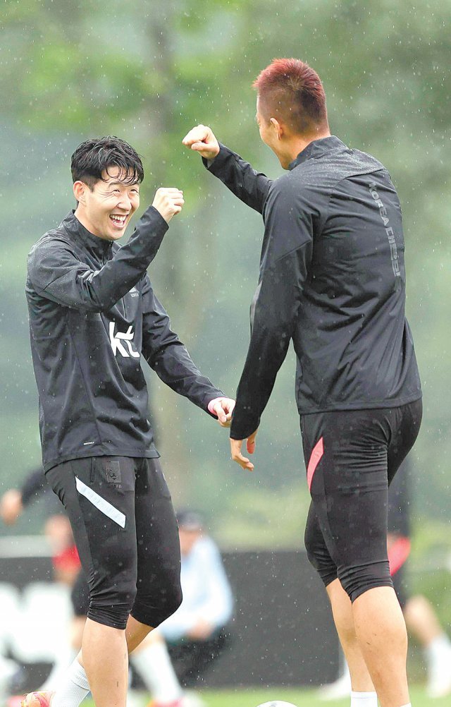 손흥민(왼쪽)과 김신욱이 3일 경기 파주 축구대표팀 트레이닝센터(NFC)에서 열린 훈련 도중 서로를 바라보며 환하게 웃고 있다. 대한축구협회 제공