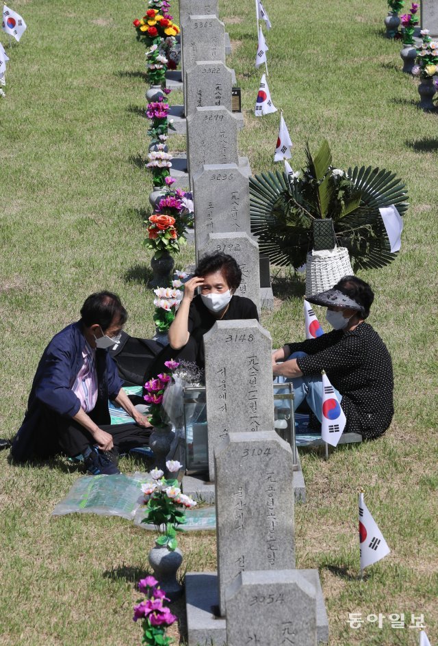 가족 참배객이 고인의 묘소앞에서   고인을 회상하고 있다.             김동주기자 zoo@donga.com