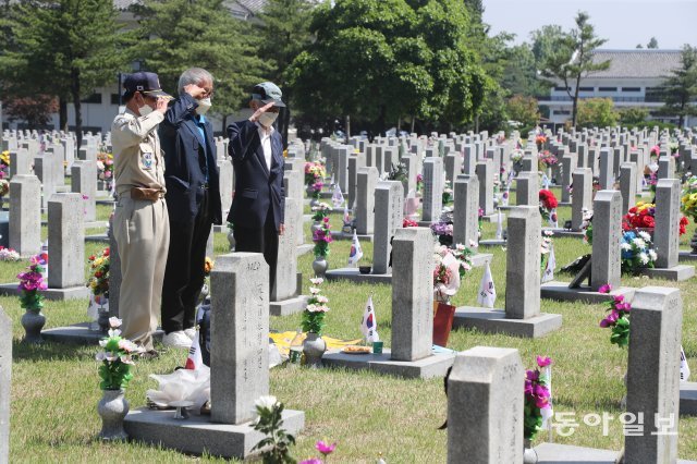 중대장님 편히쉬십시요.월남전 참전 백마부대 부대원들이 먼저 세상을 떠난  중대장의 묘소를 찾아 경례를 바치고 있다./김동주기자 zoo@donga.com