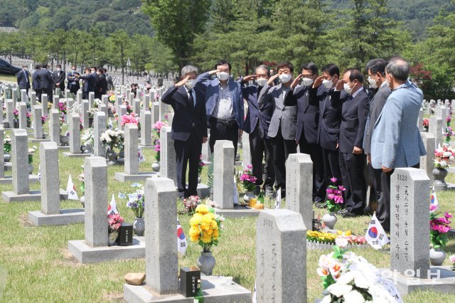공군사관학교 28기 동기회 회원들이 먼저 세상을 떠난 동기의 묘역을 찾아 헌화분향후 경례를 하고 있다.김동주기자 zoo@donga.com