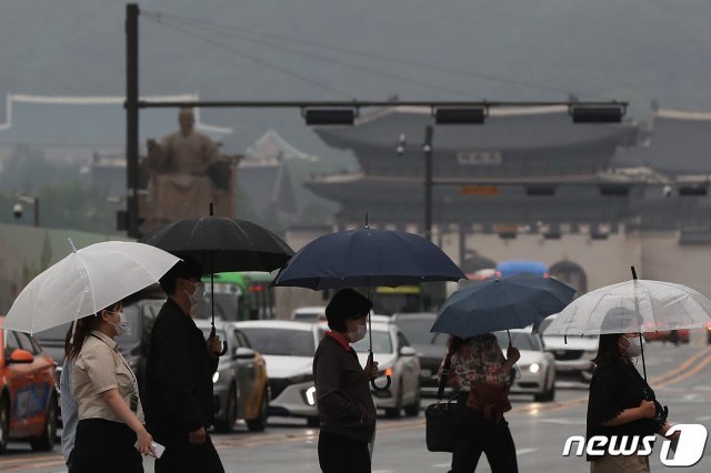 전국 대부분 지역에 비가 내린 3일 오후 서울 종로구 광화문네거리에서 우산을 쓴 시민들이 발걸음을 재촉하고 있다. 사진은 기사내용과 무관. 2021.6.3/뉴스1 © News1