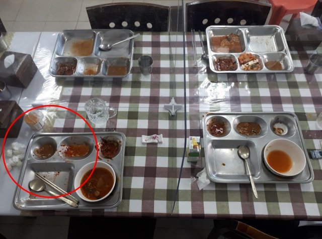 강원 지역의 한 육군 부대에서 간부들이 식사한 뒤 식판과 쓰레기 처리 등 뒷정리를 취사병에게 미룬다는 폭로가 나왔다. 사진=페이스북