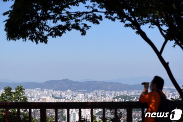 전국이 대체로 맑은 날씨를 보인 4일 오후 서울 남산공원에서 시민들이 파란하늘을 바라보고 있다. 2021.6.4/뉴스1 © News1