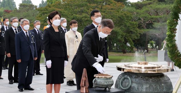 문재인 대통령이 6일 서울 동작구 국립서울현충원에서 열린 제66회 현충일 추념식에 참석해 현충탑에 분향하고 있다. 2021.06.06. 뉴시스