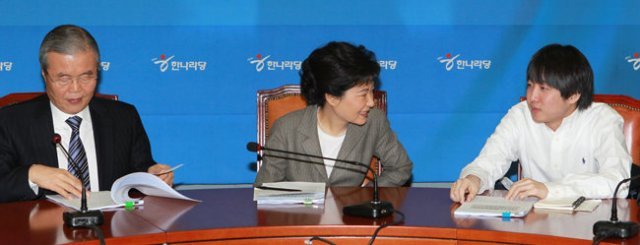 2012년 2월 7일 서울 여의도 국회에서 박근혜 당시 새누리당 비상대책위원장(가운데)과 이준석 비대위원(오른쪽)이 비대위 회의에 앞서 대화하고 있다. 왼쪽은 김종인 비대위원. [동아DB]