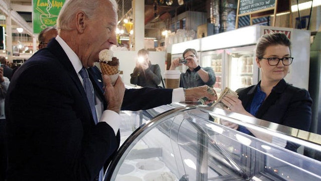 ‘아이스크림 러버(ice cream lover)’로 유명한 조 바이든 미국 대통령이 부통령 시절 워싱턴의 한 아이스크림 가게에서 채 계산이 끝나기도 전에 한입 덥석 베어 문 모습. 사진 출처 컬럼버스 먼슬리