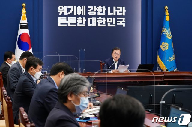 문재인 대통령이 지난 5월 3일 청와대 여민관에서 열린 신종 코로나바이러스 감염증(코로나19) 대응 특별방역점검회의에서 발언하고 있다. 2021.5.3/뉴스1 © News1