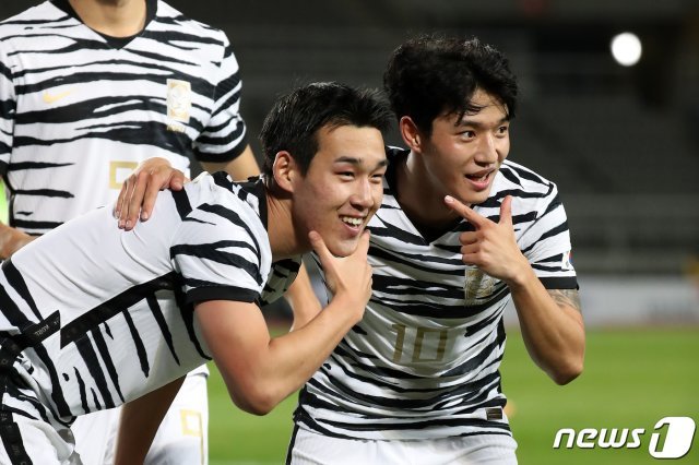 9일 오후 경기도 고양시 고양종합운동장에서 열린 ‘2020 하나은행컵 축구국가대표팀과 올림픽대표팀 친선경기’ 1차전 후반전, U-23대표팀 송민규가 동점골을 성공시킨 뒤 정승원과 세리머니를 하고 있다. 2020.10.9/뉴스1 © News1