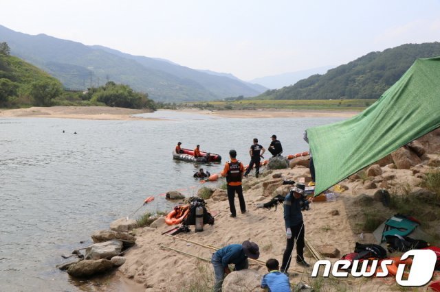 하동소방서가 지난 6일 섬진강에서 실종된 60대 남성을 찾기 위해 수색 작업을 벌이고 있다. © 뉴스1