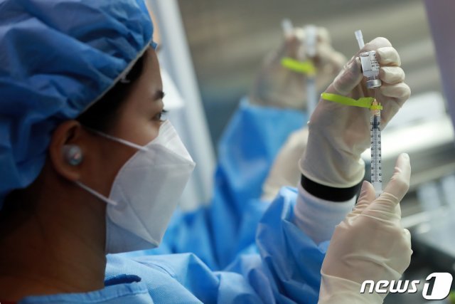 4일 서울 영등포아트홀에 마련된 코로나19 예방접종센터에서 의료진이 화이자 백신을 추출하고 있다. 2021.6.4/뉴스1 © News1