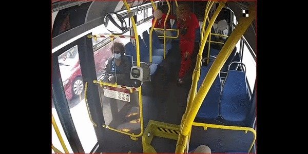 지난 5월 미국 샌프란시스코의 한 버스에서 10대 흑인 남성이 앞 좌석에 앉은 50대 여성의 머리카락에 불을 붙이는 장난을 쳤다. (KRON4 유뷰트 갈무리) © 뉴스1