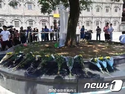 중국 안후이성 안칭시에서 칼부림으로 6명이 사망하는 사건이 발생한 가운데 시민들이 피해자들을 추모하고 있다. © 뉴스1 (웨이보 갈무리)