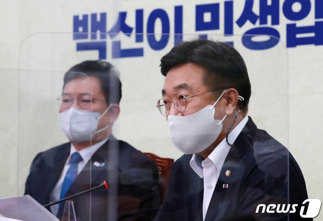 윤호중 더불어민주당 원내대표가 7일 오전 서울 여의도 국회에서 열린 최고위원회에서 발언을 하고 있다. 2021.6.7/뉴스1 © News1