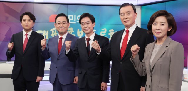 국민의힘 당 대표 후보들이 지난 1일 서울 충무로 MBN스튜디오에서 열린 당대표 후보 토론회에 참석해 기념촬영을 하고 있다. 왼쪽부터 이준석 전 최고위원, 주호영 조경태 홍문표 의원, 나경원 전 의원. 사진공동취재단