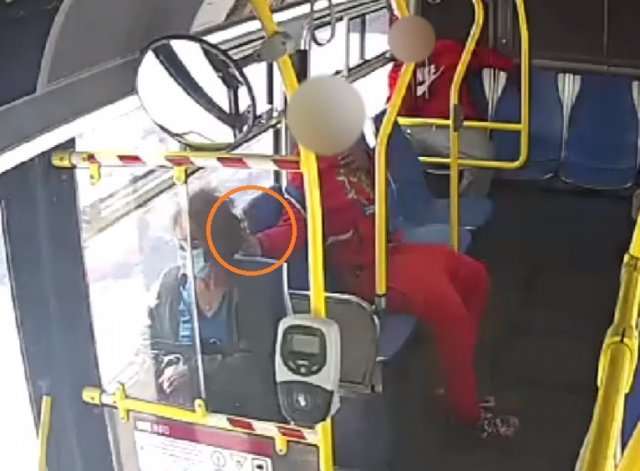 10대 흑인 남성이 앞사람 머리에 라이터를 가져다대고 불을 붙이고 있다. 유튜브 갈무리