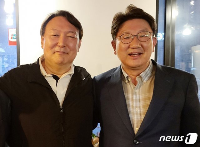 윤석열 전 검찰총장이 지난달 29일 강원도 강릉에서 권성동 국민의힘 의원을 만나 기념사진을 찍고 있다. (독자 제공) 2021.5.31/뉴스1