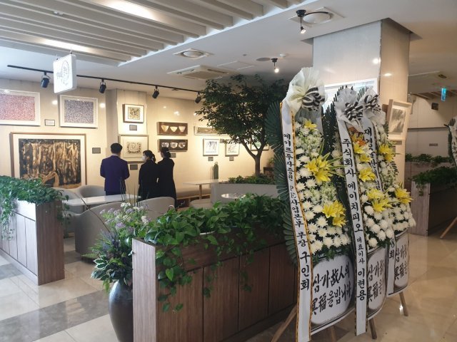부산 해운대백병원 장례식장의 ‘흔적 갤러리’ 모습. 국내 최초로 장례식장에 생긴 이 갤러리는 예술의 대중화를 목표로 한다. 김연하 교수 제공