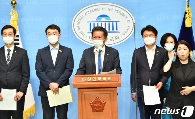 7일 오전 국회 소통관에서 열린 더불어민주당 당규개정 건의문 제출 기자회견에서 정청래 의원이 발언하고 있다. 이자리에는 장경태(왼쪽부터), 김남국, 정청래, 황운하, 이수진 의원 등이 참석했다. © News1