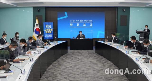 7일 서울시 중구 농협중앙회 본관에서 열린 2021년도 제1차 범농협 인재개발 전략회의에서 조소행 기획조정상무(가운데)가 회의를 주재하고 
있다. 농협 제공